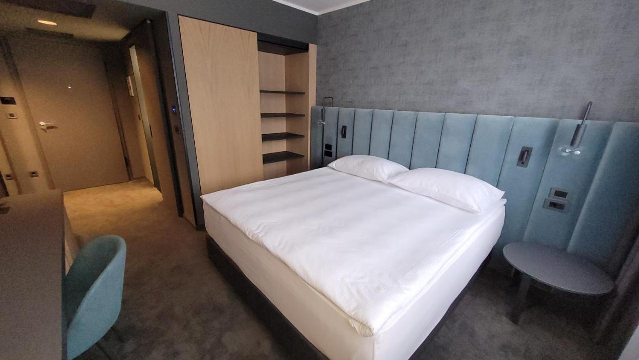 Elegans Hotel Brdo Kranj Bagian luar foto