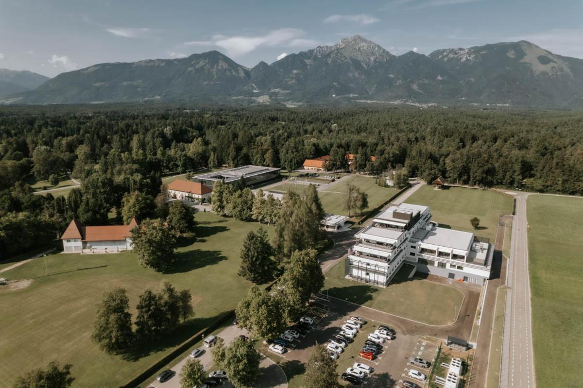 Elegans Hotel Brdo Kranj Bagian luar foto