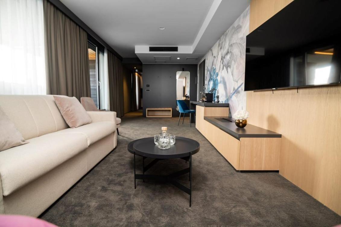 Elegans Hotel Brdo Kranj Bagian luar foto